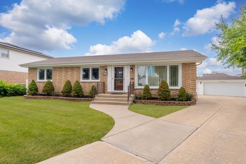 8213 W Lyons St, Niles, IL, 60714-1335 | Card Image