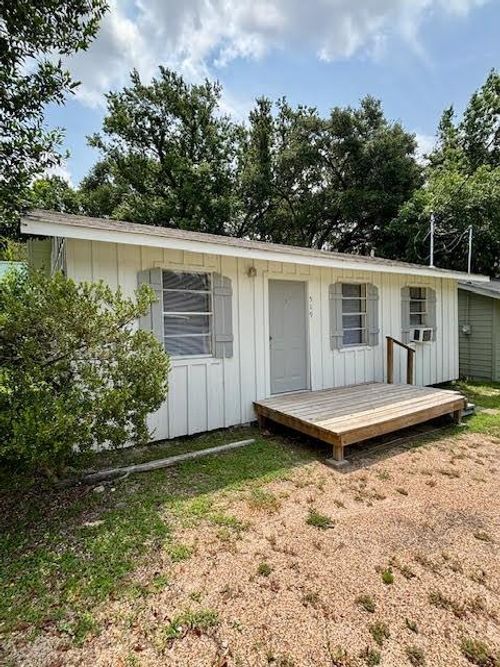 519 Mcguire Ln, Huntsville, TX, 77340-6913 | Card Image