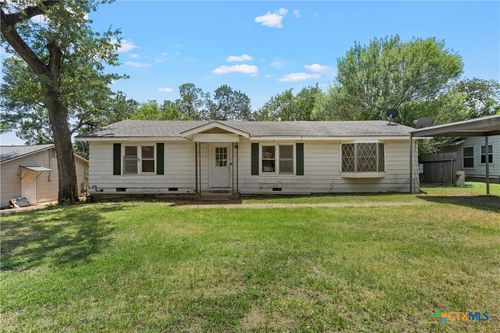 611 E 5th St, Cameron, TX, 76520-2807 | Card Image