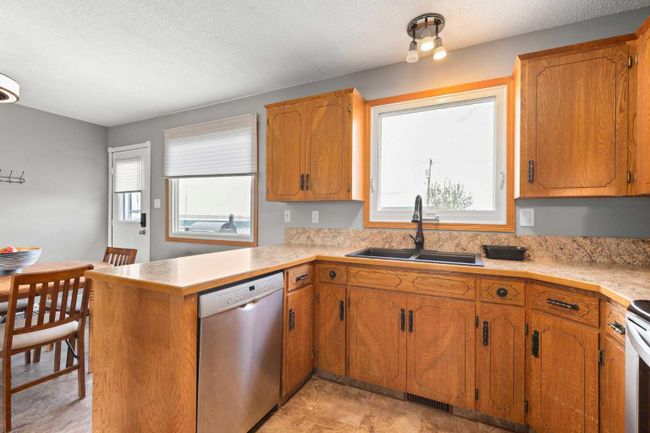 909 7 St Se, House detached with 4 bedrooms, 2 bathrooms and 2 parking in Redcliff AB | Image 13