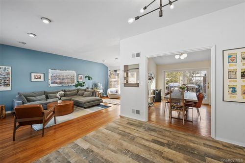 124 Hillandale Dr, New Rochelle, NY, 10804-1907 | Card Image