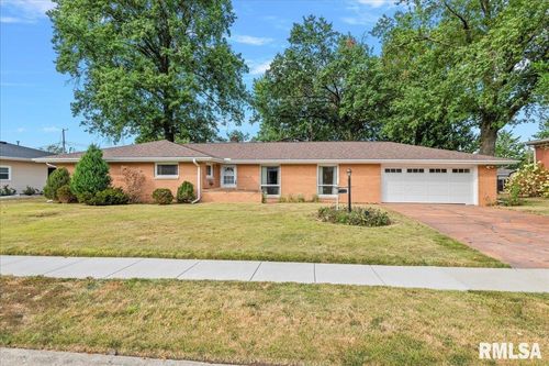 713 Kenton Blvd, Taylorville, IL, 62568-1112 | Card Image