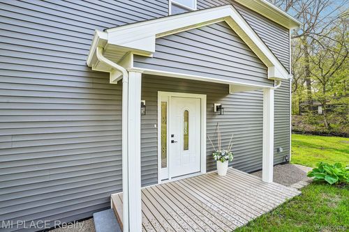9755 Portage Trl, White Lake, MI, 48386-2771 | Card Image