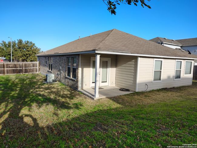 8502 Chickasaw Blf, House other with 3 bedrooms, 2 bathrooms and null parking in Converse TX | Image 21