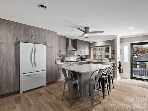 321 Britton Creek Dr, Hendersonville, NC, 28791-7211 | Card Image