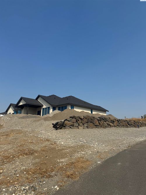 57 Columbia Bluff Ln, Pasco, WA, 99301-6182 | Card Image