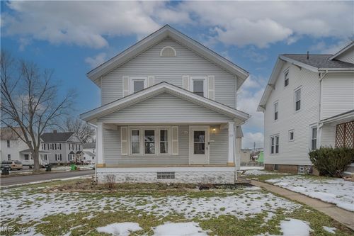 819 Race St, Dover, OH, 44622-1768 | Card Image