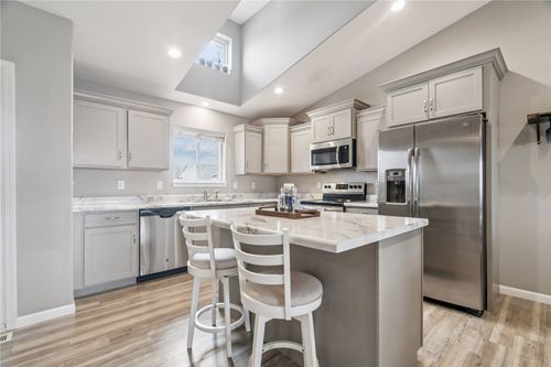 3001 Sherwood Dr, Marion, IA, 52302-7401 | Card Image