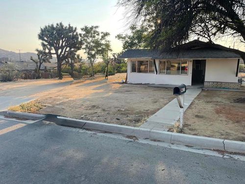 7421 Bannock Trl, Yucca Valley, CA, 92284-3136 | Card Image