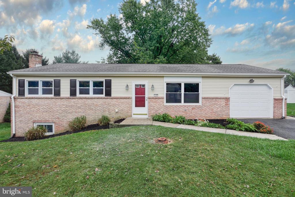 Holly Dr, Mechanicsburg, PA 17055