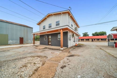 136 S Caldwell St, Giddings, TX, 78942-3108 | Card Image