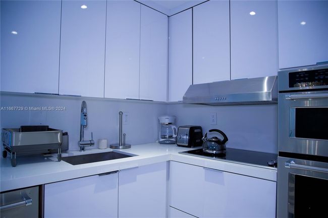APT-1614 - 5601 Collins Ave, Home with 2 bedrooms, 2 bathrooms and null parking in Miami Beach FL | Image 6