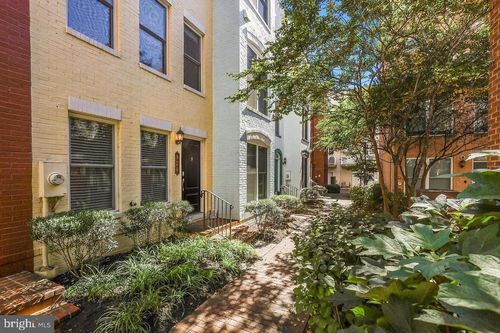 924 4th St Se, WASHINGTON, DC, 20003-3450 | Card Image