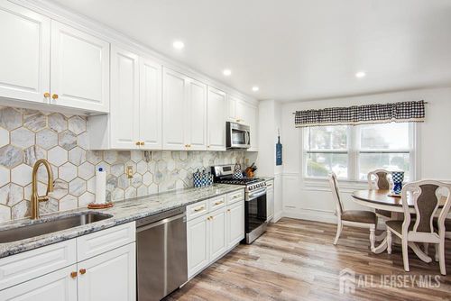 60 Highview Dr, Woodbridge, NJ, 07095-3904 | Card Image