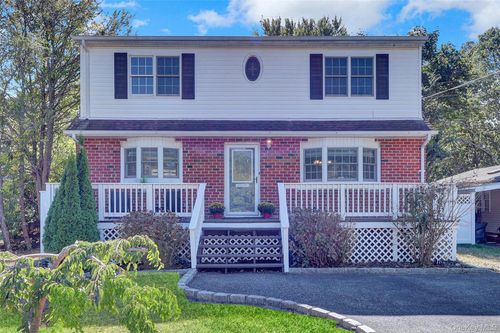 30 Kilroy Dr, Mastic, NY, 11950-1706 | Card Image