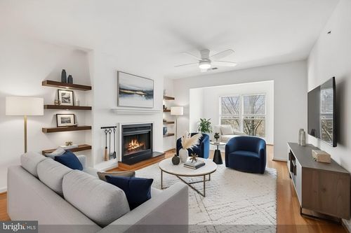 5-e3-3175 Summit Square Dr, OAKTON, VA, 22124-2865 | Card Image