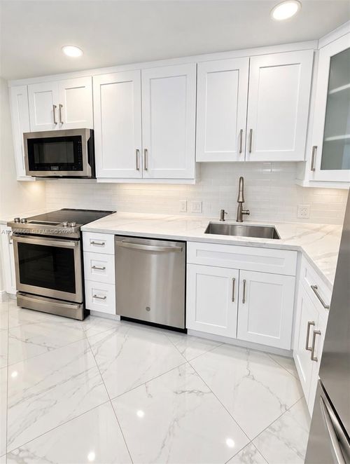 305-3301 N Country Club Dr, Aventura, FL, 33180-1613 | Card Image
