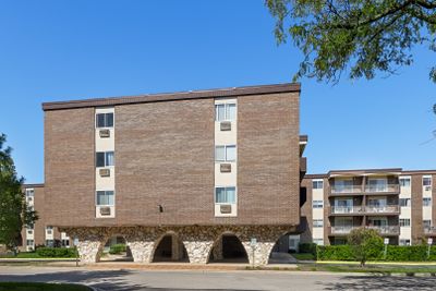 205 - 1311 S Finley Road, Condo with 1 bedrooms, 1 bathrooms and 1 parking in Lombard IL | Image 1