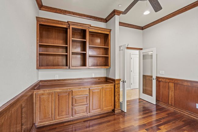 Office with built-ins | Image 26
