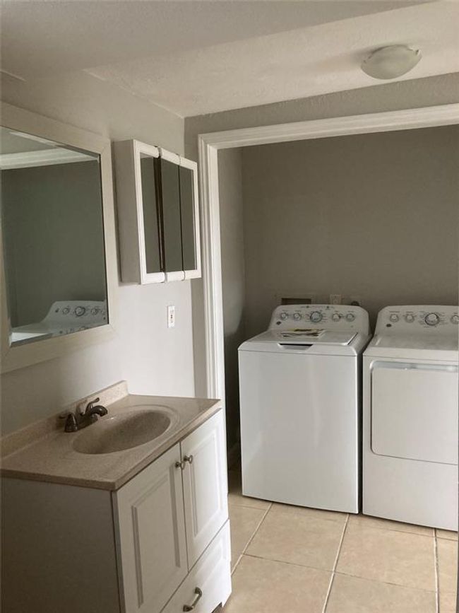 DOWN - 1805 23 Rd St, Home with 3 bedrooms, 1 bathrooms and null parking in Galveston TX | Image 9