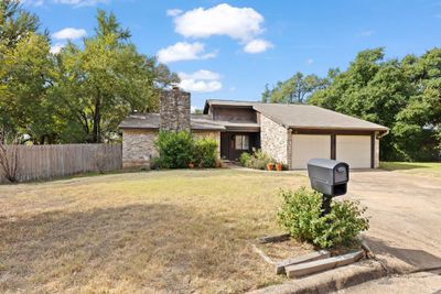 Huge front yard on a cul-de-sac-lot | Image 1