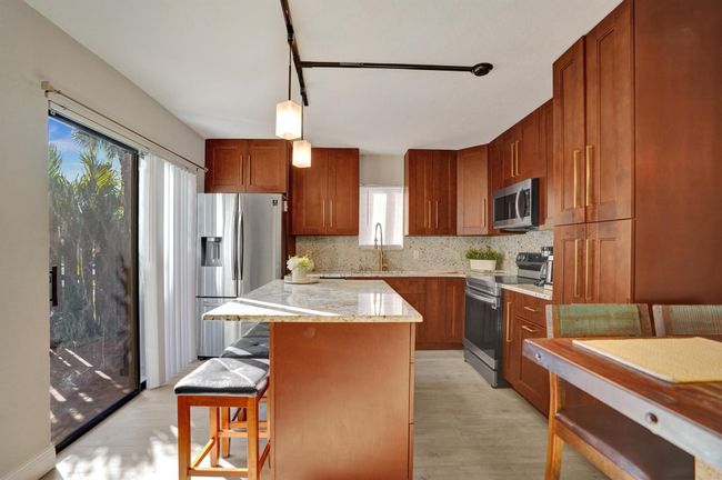 804 Waterview Dr, Condo with 3 bedrooms, 3 bathrooms and null parking in Palm Springs FL | Image 5