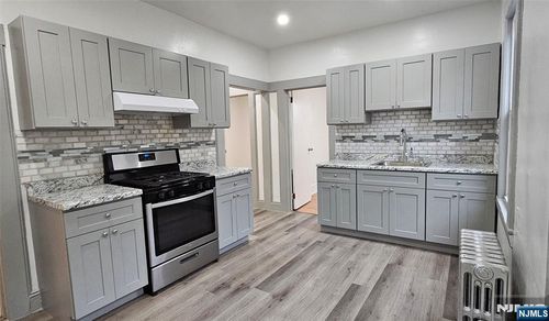 81 Union St, East Rutherford, NJ, 07073-1067 | Card Image