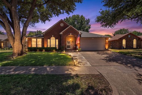 2741 White Oak Dr, Grand Prairie, TX, 75052-4457 | Card Image