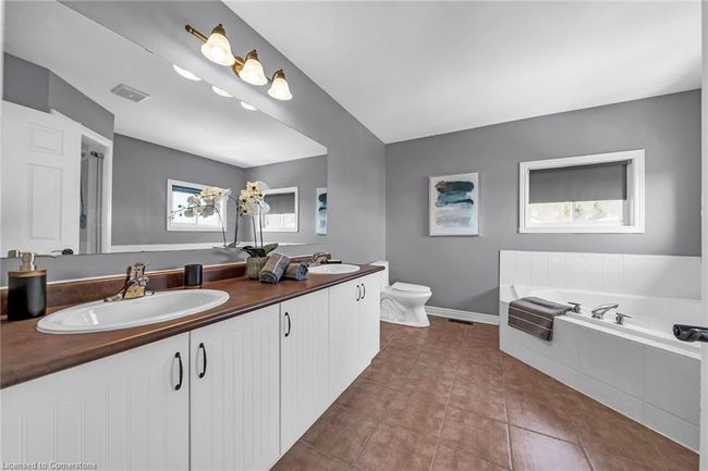 11 Sundial Cres, House other with 5 bedrooms, 3 bathrooms and 6 parking in Dundas ON | Image 32