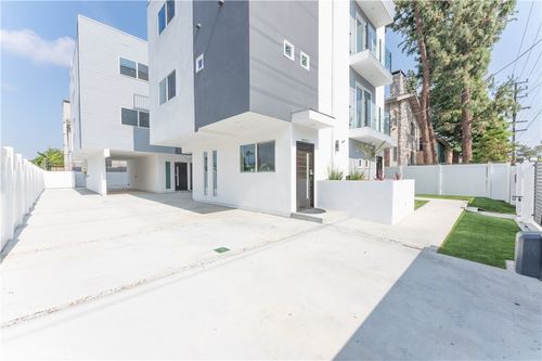 2-6843 Haskell Ave, Lake Balboa, CA, 91406-5020 | Card Image