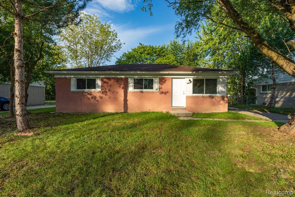 Lauren St, Taylor, MI 48180