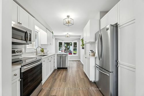 3 Lyton Cres, Stoney Creek, ON, L8J2C8 | Card Image