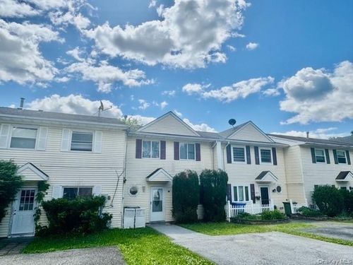 39 Cedar Ct, Middletown, NY, 10940-6942 | Card Image