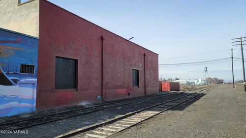 13 S Toppenish Ave, Toppenish, WA, 98948-1555 | Card Image