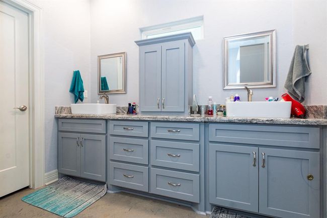 202 Horse Shoe Trl, House other with 3 bedrooms, 2 bathrooms and 2 parking in Angleton TX | Image 22