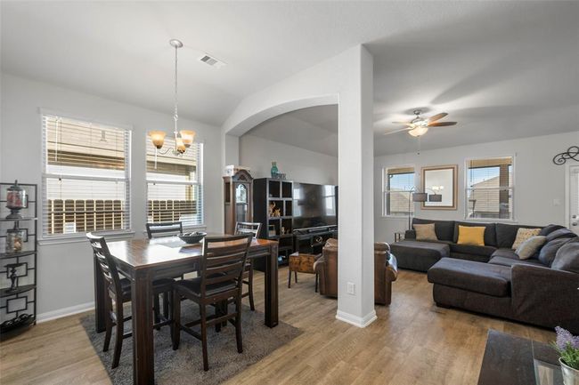 Nice open family area | Image 18