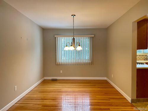 4886 Hubbard Dr, Troy, MI, 48085-5015 | Card Image