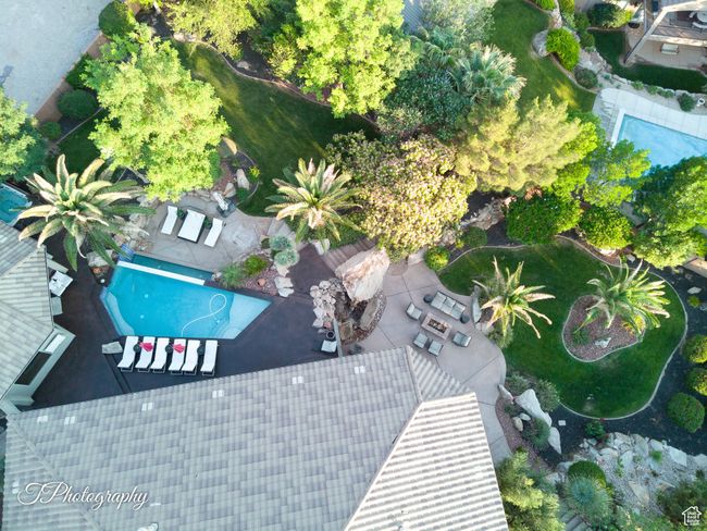 Aerial view of a pool area | Image 74