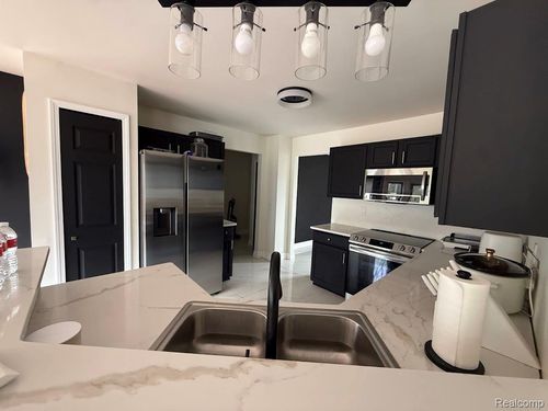 9228 W Walden Dr, Van Buren Twp, MI, 48111-2489 | Card Image