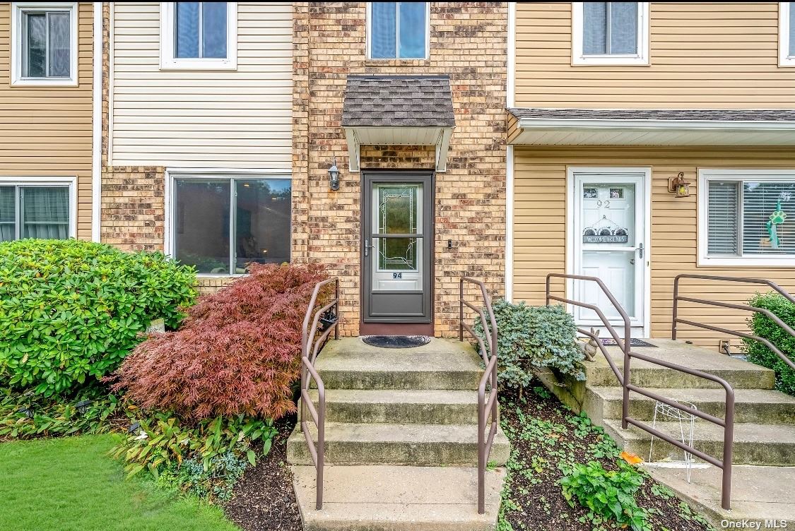 Town House Dr, Massapequa Park, NY 11762