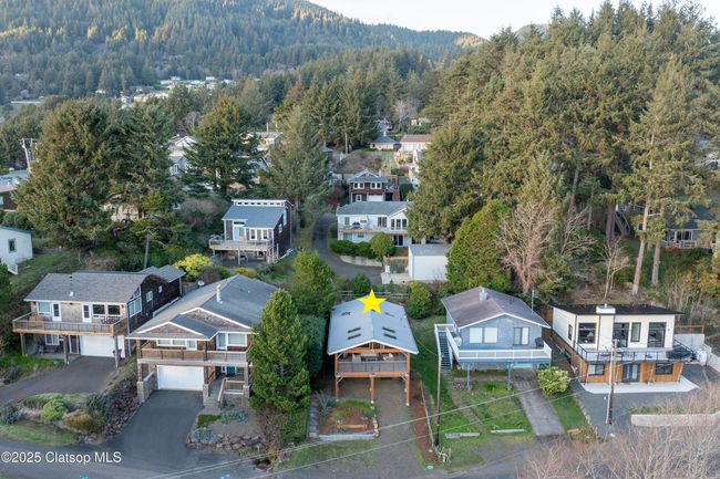 Driveway, Parking "pad", and a single car garage... | Image 25