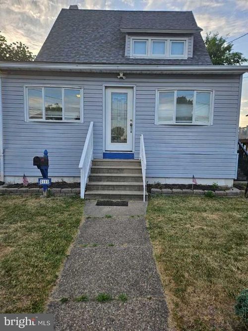 11 W Cedar Ave, Oaklyn, NJ, 08107-1041 | Card Image