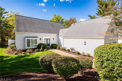 975 Meadowlark Cir, Aurora, OH, 44202-7879 | Card Image