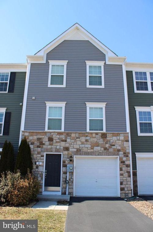8 Cecily Way, RANSON, WV, 25438-1100 | Card Image
