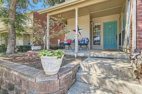 1424 Meadowood Village Dr, Fort Worth, TX, 76120-4700 | Card Image