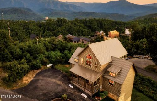 729 Bear Walk Way, Gatlinburg, TN, 37738-4459 | Card Image
