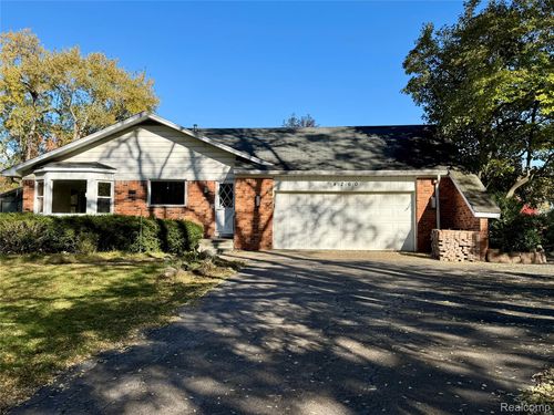 4260 E Newland Dr, West Bloomfield, MI, 48323-3058 | Card Image