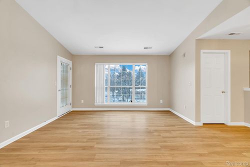 8208 Chesapeake Cir, Commerce Twp, MI, 48390-5903 | Card Image