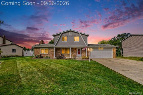 6101 Barker Dr, Waterford Twp, MI, 48329-3105 | Card Image
