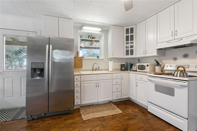 Another view of the kitchen | Image 7